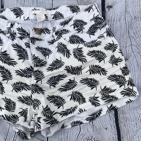 𝅺h&m Leafy Print Short Shorts - Picture 4 of 12
